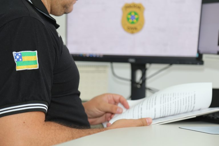 Polícia indicia jovem por criar e divulgar imagens pornográficas falsas de mulheres com uso de IA em Aracaju
