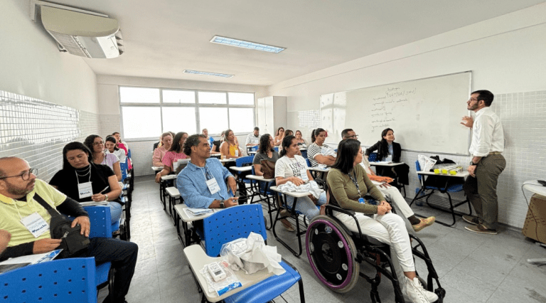 Secretaria de Estado da Saúde realiza curso de atualização de atendimento a pessoas com deficiência visual