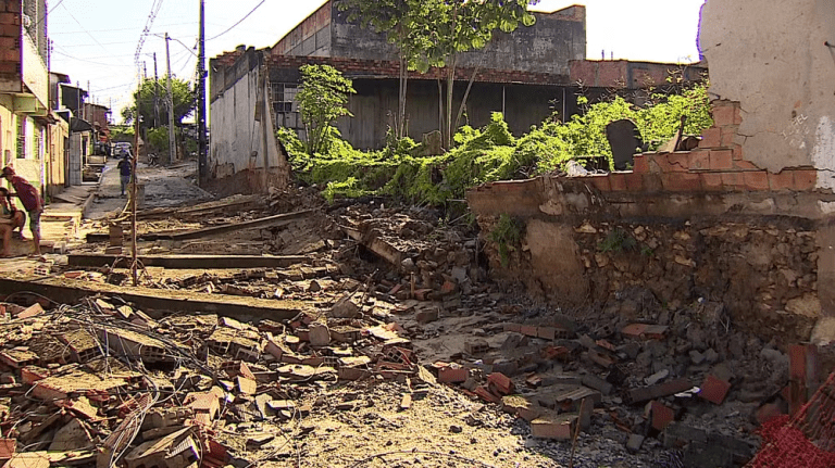 Muro desaba durante chuvas em Aracaju