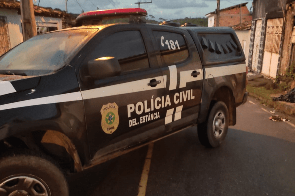 Policiais civis da Delegacia Regional de Estância cumpriram o mandado de prisão contra um homem investigado pela morte de um jovem de 22 anos, em Santa Catarina. A prisão, que ocorreu em Estância, no interior sergipano, foi divulgada nesta quarta-feira, 14.

De acordo com as informações policiais, a vítima foi morta durante uma briga em evento musical na região sul do país.