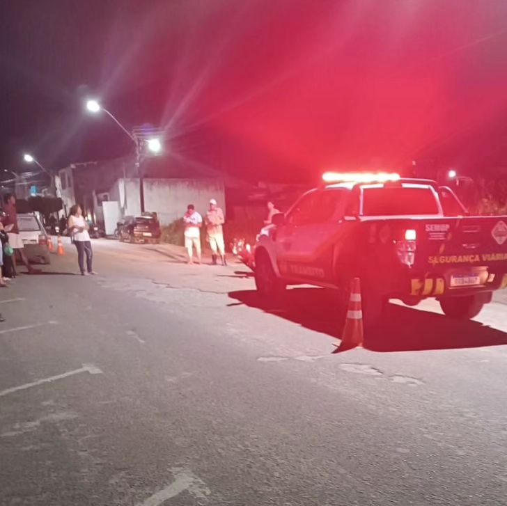 Colisão envolvendo três veículos é registrada em frente à Secretaria de Saúde