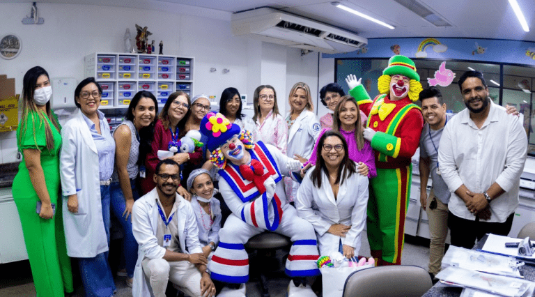 Palhaços Patati e Patatá levam alegria às crianças na Oncologia Pediátrica do Huse