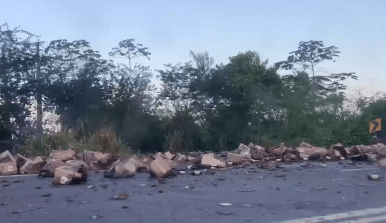 Caminhão carregado de bebidas tomba em Areia Branca