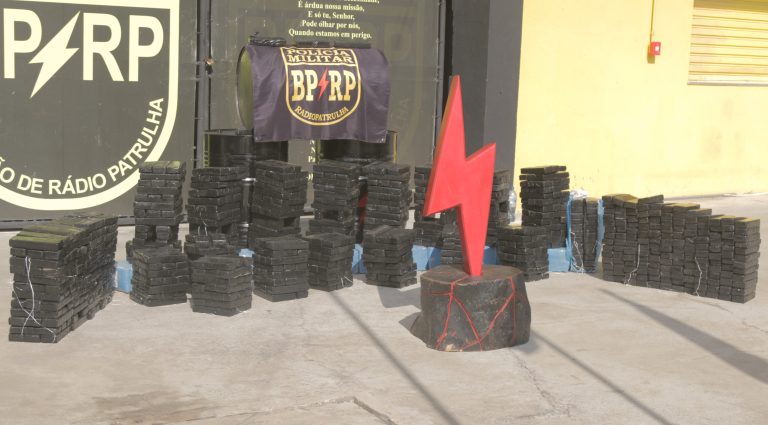 Operação da Polícia Militar intercepta veículo com mais de 300kg de drogas