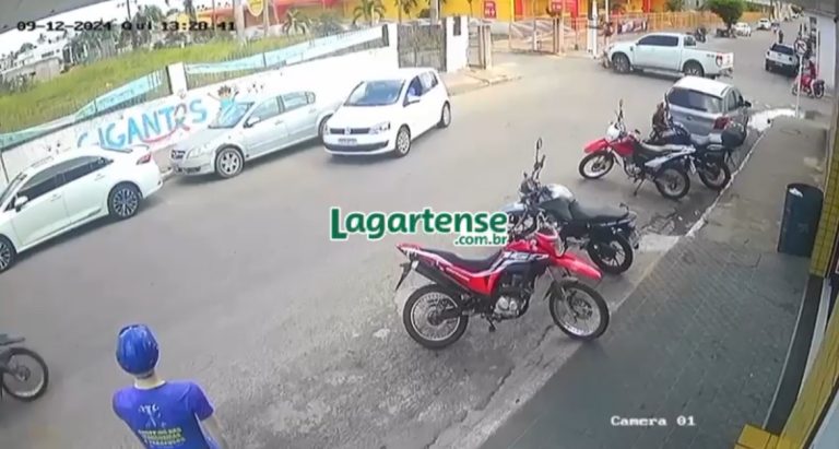 Colisão entre moto e caminhonete é registrada por câmera de segurança em Lagarto