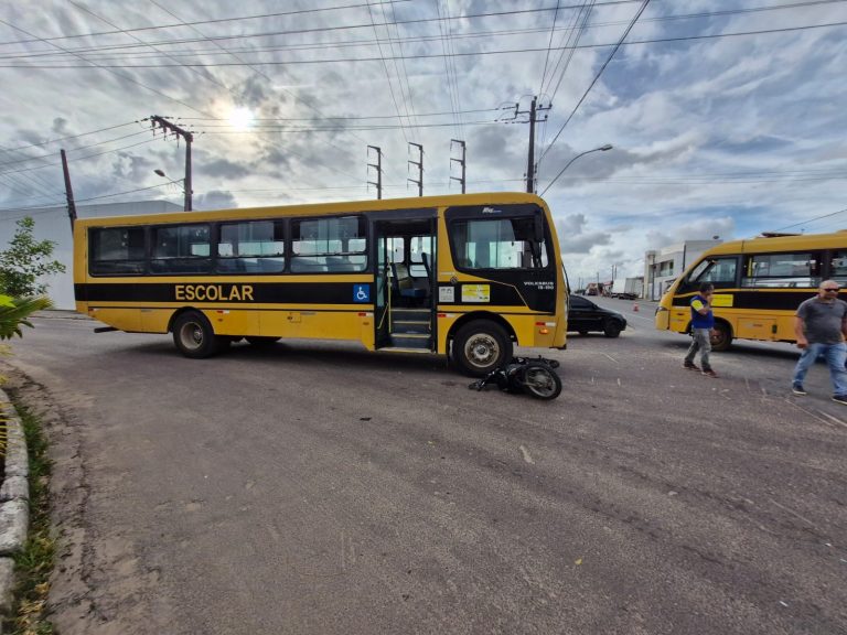 Colisão envolvendo ônibus escolar deixa uma pessoa ferida