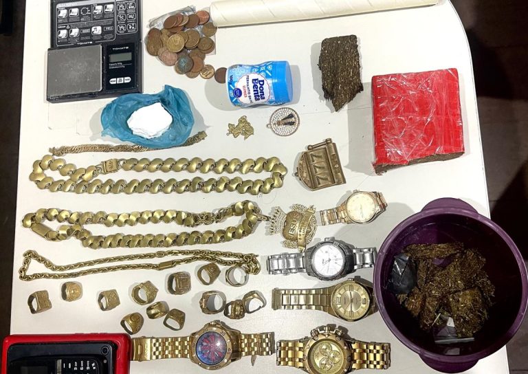 Polícia prende mulher por tráfico e apreende maconha e cocaína