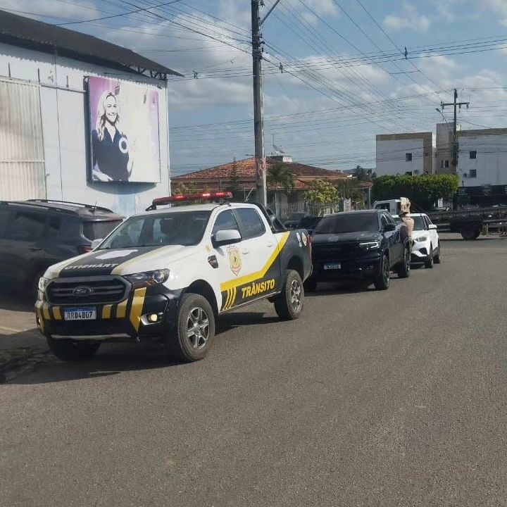 Colisão entre dois veículos resulta em danos materiais na Avenida Contorno