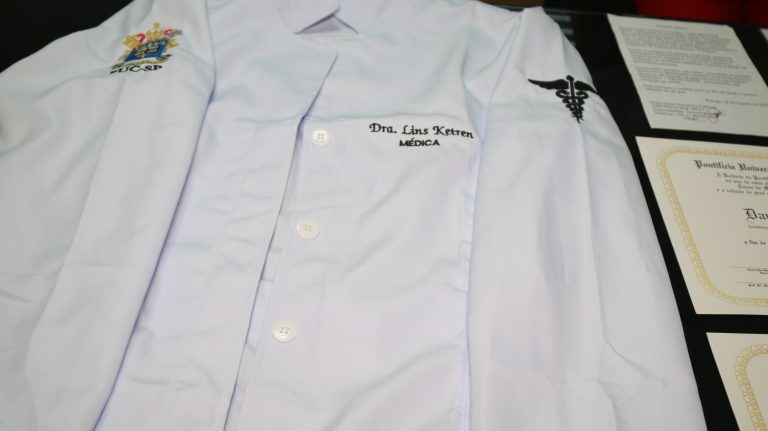 Falsa médica com histórico de estelionato é presa ao tentar fraudar registro no Conselho de Medicina