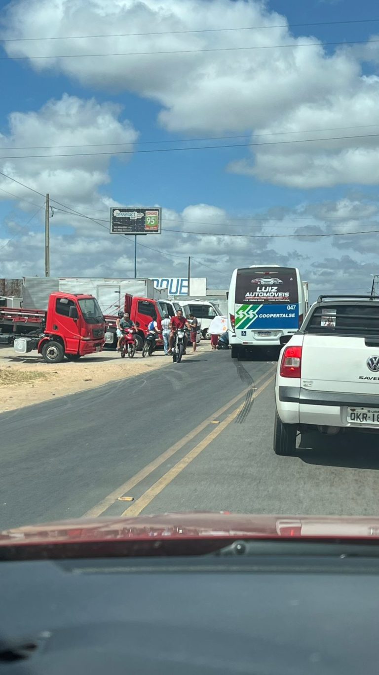 Mulher fica ferida em acidente entre motocicleta e micro-ônibus em Campo do Brito