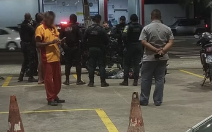 Homem é morto por policiais militares ao sair de loja de conveniência
