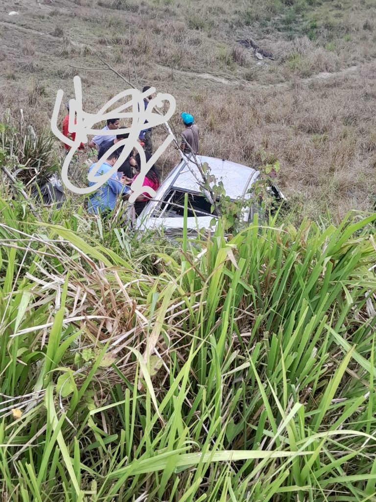 Carro sai da pista na Rodovia que liga Campo do Brito a São Domingos e deixa mãe e filho feridos