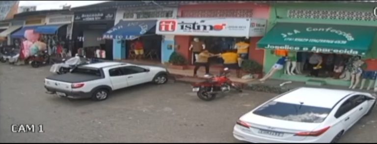 Homem furta peça de manequim em frente  a loja de roupa e é agredido logo em seguida