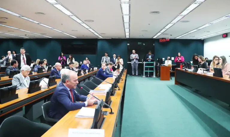 Câmara aprova projeto que proíbe decisões individuais no STF