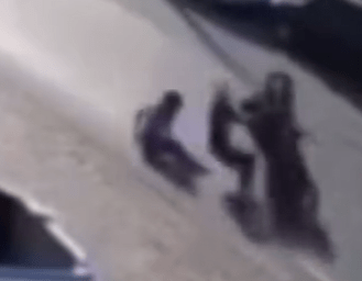 Vídeo: Jovens caem de moto ao empinar veículo em Lagarto