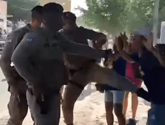 Policiais militares agridem eleitores em frente à escola em Camaçari