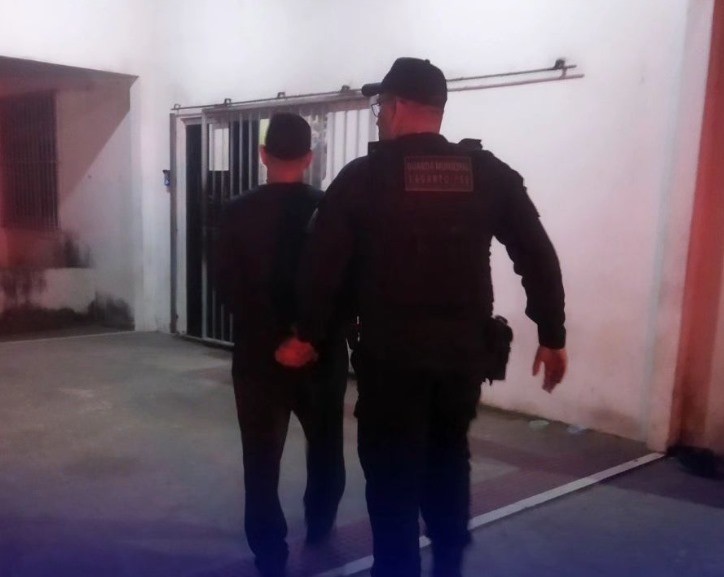 GML conduz a delegacia homem com mandato de prisão aberto