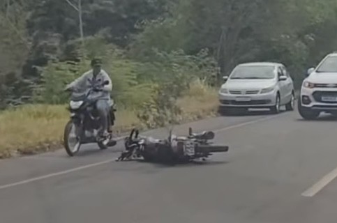 Acidente envolvendo carro e moto deixa uma pessoa ferida em Salgado