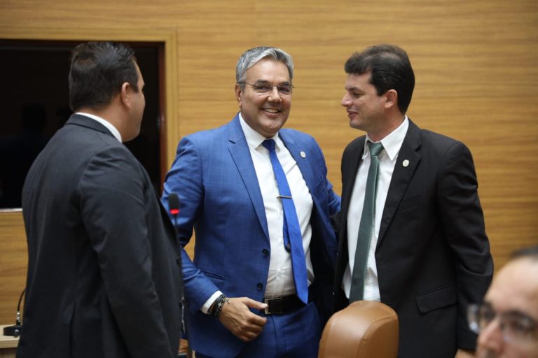 Sérgio Reis reassume como deputado estadual e volta à Alese