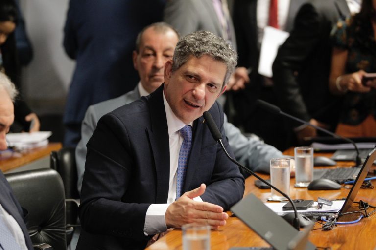 Senador Rogério Carvalho defende produtores brasileiros após declarações do CEO do Carrefour