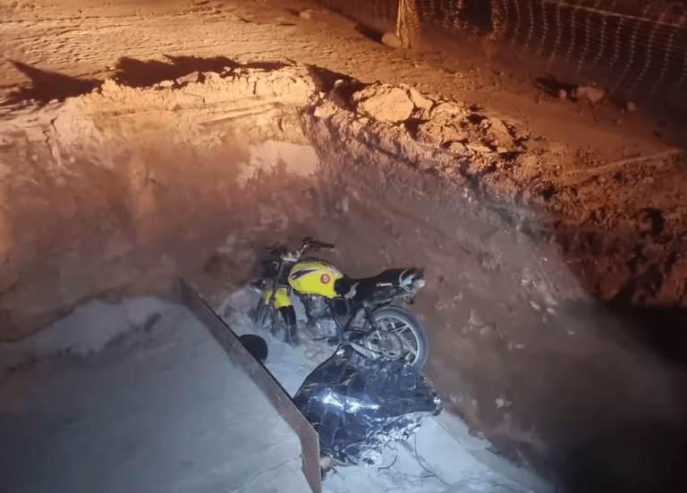 Motociclista morre após cair em buraco