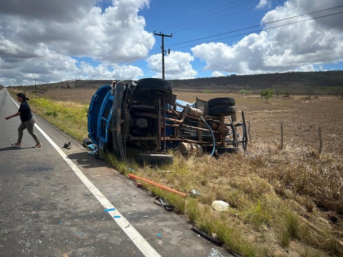 Caminhão capota e deixa dois feridos em Lagarto