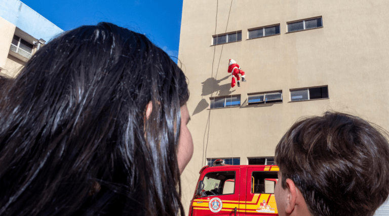 Papai Noel chega de rapel para alegrar as crianças da pediatria do Huse