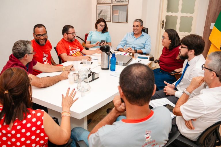 Sérgio recebe Sintese e garante antecipação do salário de janeiro para os professores