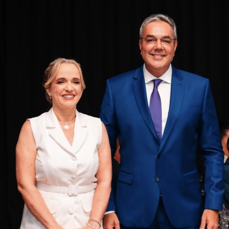 Sérgio Reis é empossado prefeito de Lagarto ao lado da vice Suely