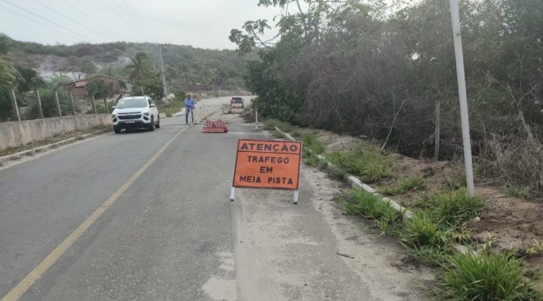 Governo de Sergipe inicia obras de recomposição do aterro na Rodovia SE-100