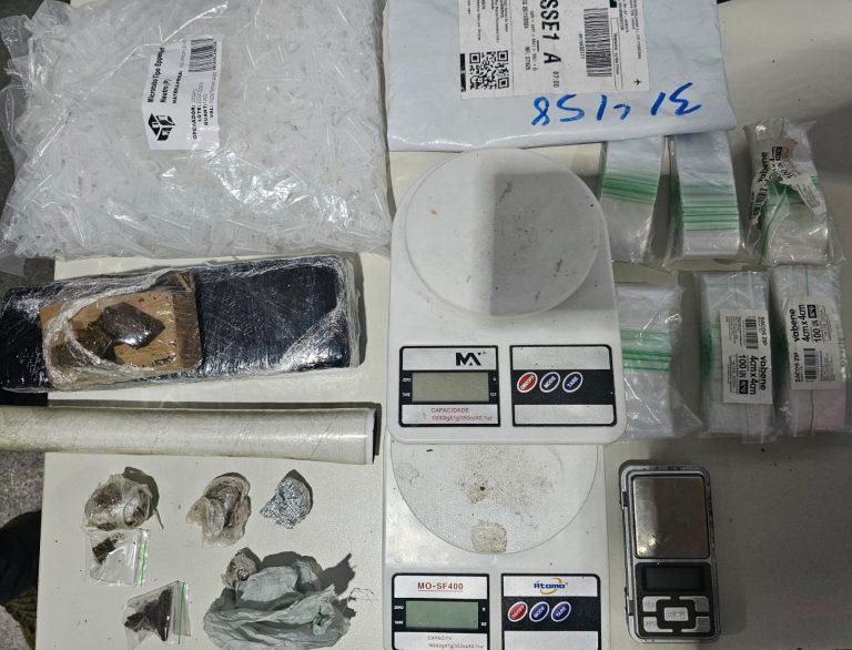 PC prende dois suspeitos e apreende drogas e insumos