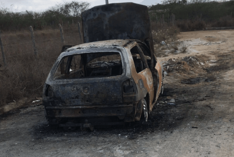 Corpo carbonizado é encontrado dentro de carro em Itabaiana