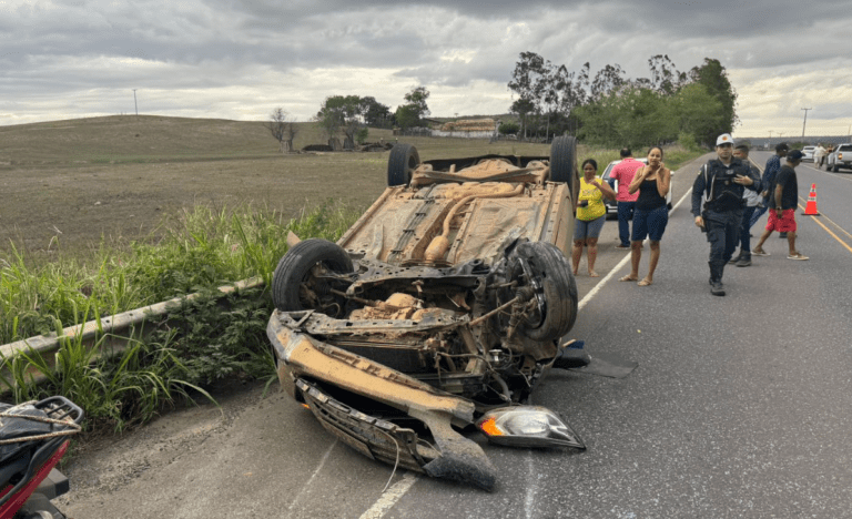 Capotamento de veículo é registrado na rodovia SE-270 em Simão Dias