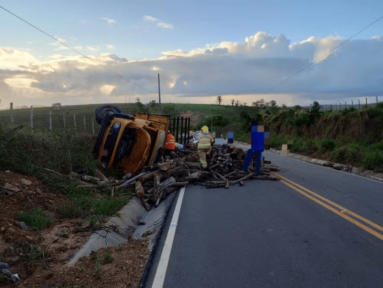 Tombamento de caminhão deixa uma pessoa morta e outra ferida na Rodovia SE-282