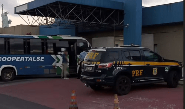 Suspeito morre após ser baleado por passageiro em micro-ônibus na BR-235 em SE