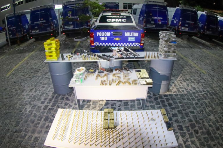 PM apreende carreta com grande quantidade de drogas, armas e munições