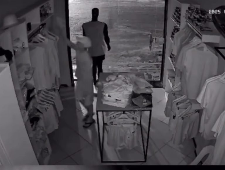 Vídeo: dois homens são flagrados invadindo loja em Lagarto