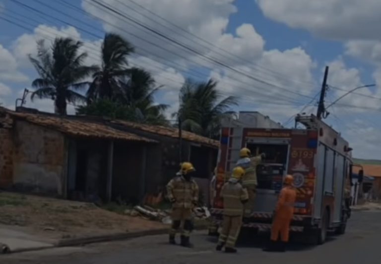 Casa abandonada pega fogo em Lagarto