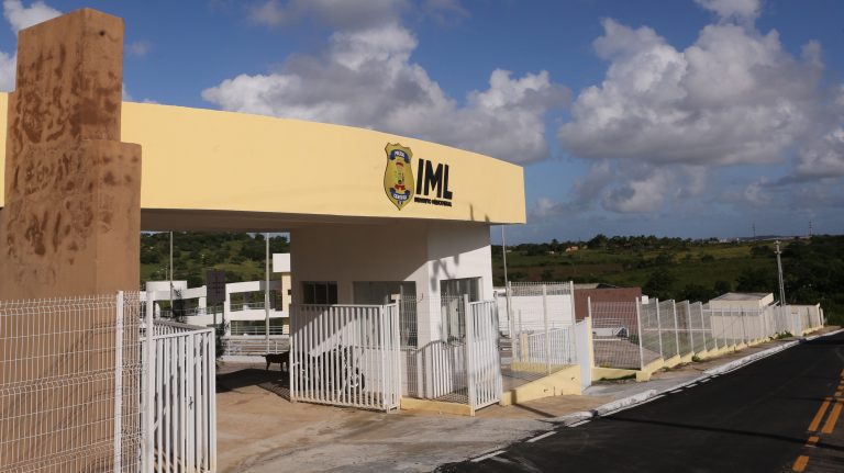 Bebê morre após se afogar em piscina de residência em Aracaju