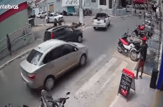 Vídeo: homem furta caixa de som em frente a loja no centro de Lagarto