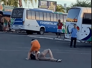 Vídeo: mulher agride homem em terminal rodoviário de Itabaiana