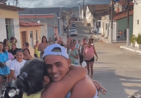 Chegada Emocionante: homem é recebido  com alegria após decisão da justiça