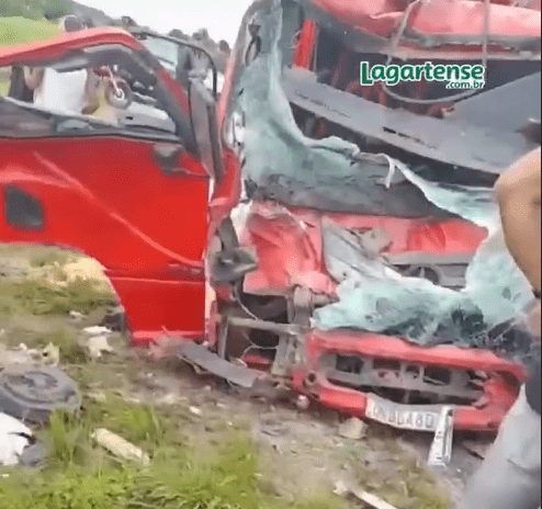 Acidente entre caminhões  deixa feridos em Lagarto