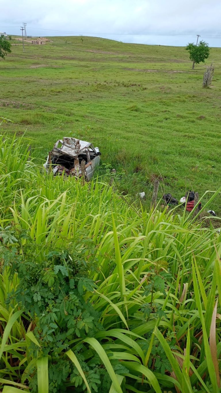 Capotamento deixa três mortos e um ferido em Simão Dias