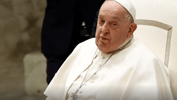Papa pode aparecer neste domingo para saudação aos fiéis, diz Vaticano