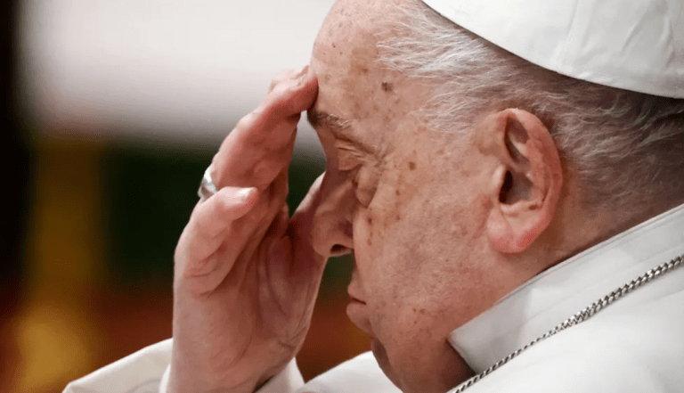 Papa Francisco estava tão doente que médicos pensaram em parar tratamento