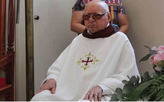 Monsenhor José Carvalho é hospitalizado em Aracaju