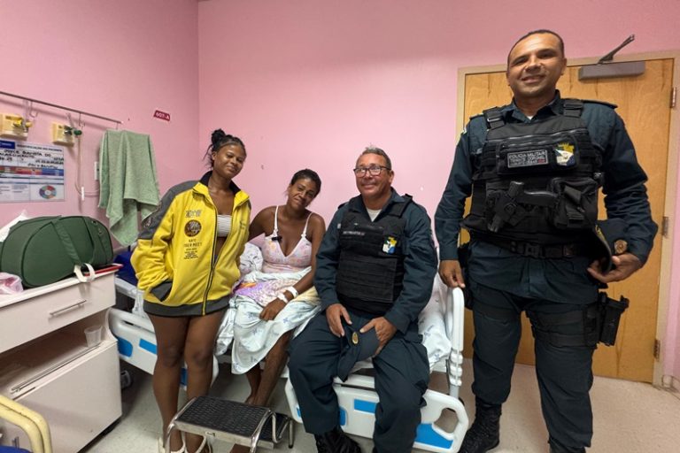 Policiais auxiliam mulher em trabalho de parto durante bloco de Carnaval