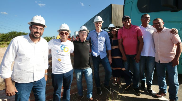 Governador acompanha início de obras de adutora entre Lagarto e Riachão do Dantas