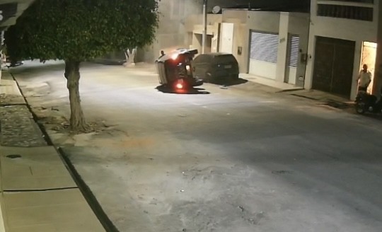 Carro estacionado é atingido por outro veículo em Lagarto e motorista explica o ocorrido